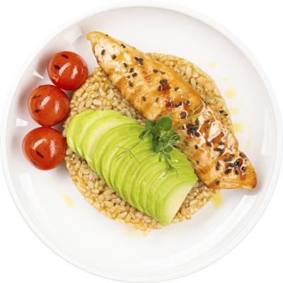 Лосось на гриле с бурым рисом, зеленью и черри